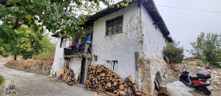 Gezirlik Te Kanal Altı 290 M² Üzerinde Evi Olan Arsa