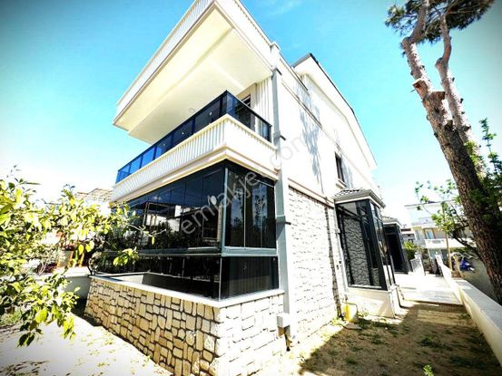 Konforlu Ve Lüks Bir Yaşam Tarzını Tercih Edenler İçin Aygülden Akçay'da 3+1 Satılık Müstakil Villa