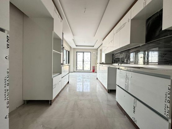 Pursaklar Mehmet Zengin Emlak'tan Otoparklı Çift Banyolu 1.kat 4+1 Lüks Sitede Daire