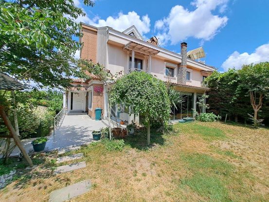 Polat Emlak'dan ..cadde Üzeri-3 Mutfak..kışbahçesi..şömineli..