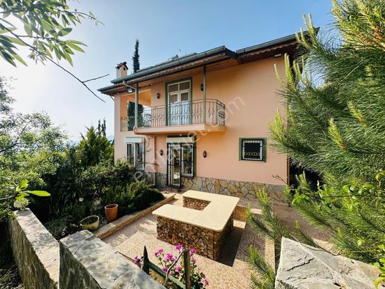 Alanya'da Satılık Deniz, Kale Manzaralı Lüks Villa