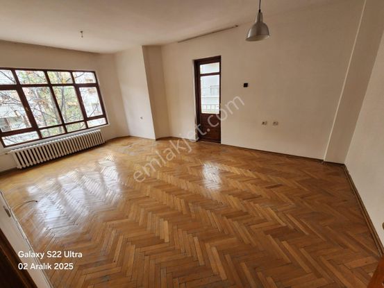 Bahçelievler'de Satılık 2+1 Daire Ara Katta Ön Cephe Otoparklı Merkezi