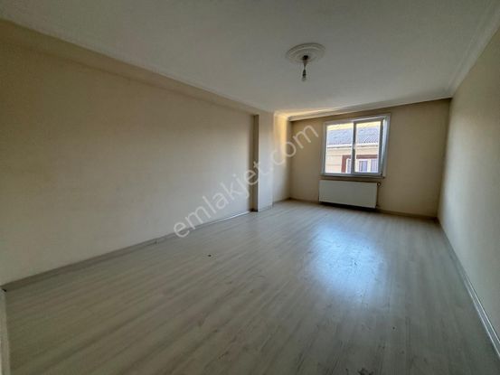 Esenyurt İnönü Mah. Caddeye Yakın Satılık Geniş Arakat Daire