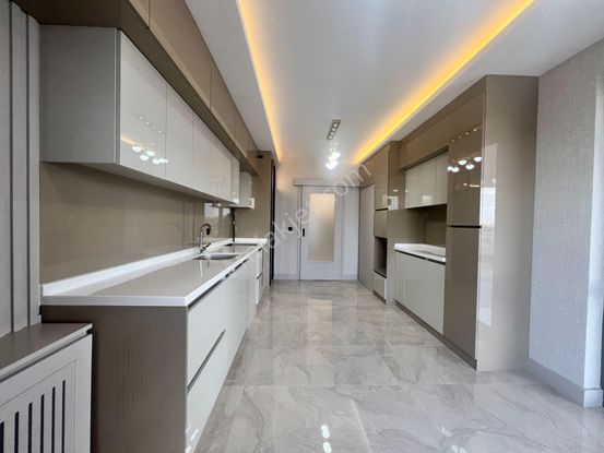 Ufuk Kılıç Emlak'tan Bulvar Cepheli 4+1 Ultra Lüx 6. Kat Site Dairesi