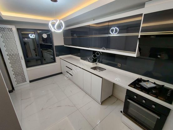 Bağlarbaşı Kuyubaşı Metro Yakını 0 Bina Asansörlü Yerden Isıtmalı Ultra Lüx 3+1 Daire