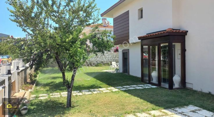 Çeşme Merkez'de Satılık Tam Müstakil 390m2 Arsa İçinde Villa