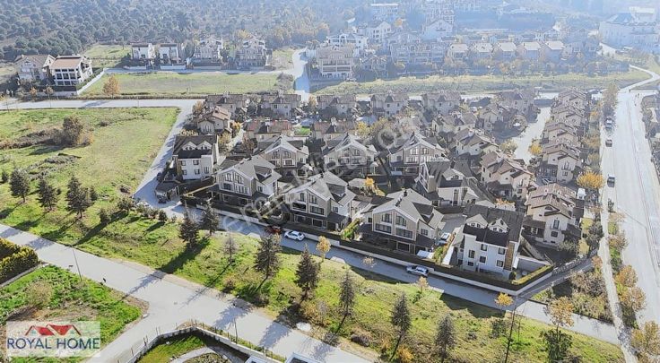 Demirci'de Üçevler Sınırında Sitede Eşyalı Kiralık 4+1 Villa