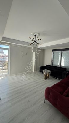 Sarılar Site İcinde Havuzlu 3+1 Satılık Ara Kat Daire