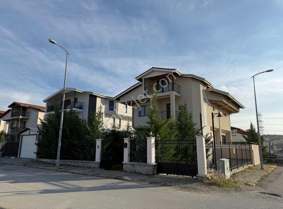 Köşebaşı Müstakil Kiralık Yapılı Tripleks Villa