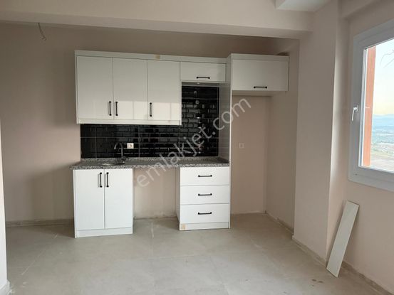 Üniversite Civarı Göl Manzaralı 1+1 Satılık Daire