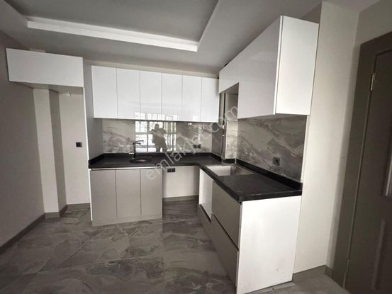 Çiçekli Mahallesinde Cadde Üzerinde 2+1 Katta Yeni Binada Daire