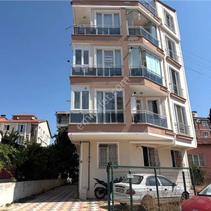 İnal Emlaktan Emekte Eşyalı Kiracılı Satılık 5+1 160 M2 Tek Tapu Çift Apart
