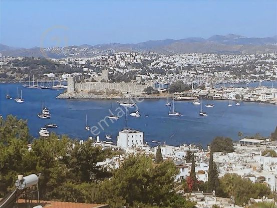 Kumbahçe'de Satılık, Kale Ve Deniz Manzaralı, Havuzlu Villa.