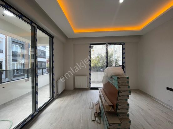 Ankara Emlak'tan Edremit'te Ön Cephe 1+1 Fırsat Daire