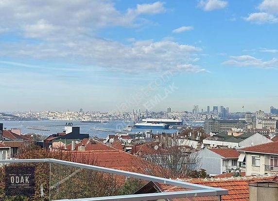 Odak'tan Moda'da Asansörlü Deniz Manzaralı Yenilenmiş Dubleks