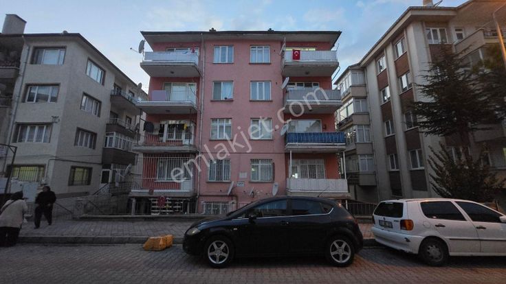 Afyon Üçok Emlaktan Cumhuriyet Mah Satılık Arakat 2+1 Daire