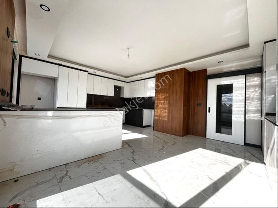 V. Karşıyaka Mah.tek Daire Üzeri 2 Ebeveyn Banyosu 2 Giyinme Odası Teraslı 3+1 Daire