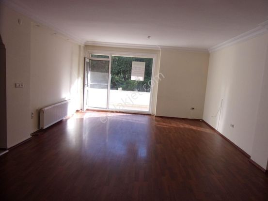 Tarabya Sitede 3+1 140 Metrekare Bakımlı Kiralık Daire