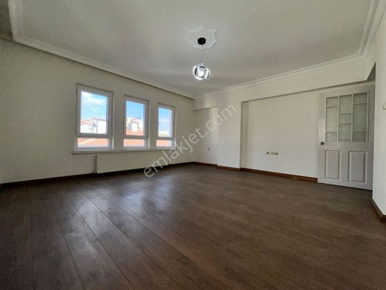 Pursaklar Mehmet Zengin Emlak'tan 2.kat 3+1 Protokol Yolu Yakını Yapılı Masrafsız Daire