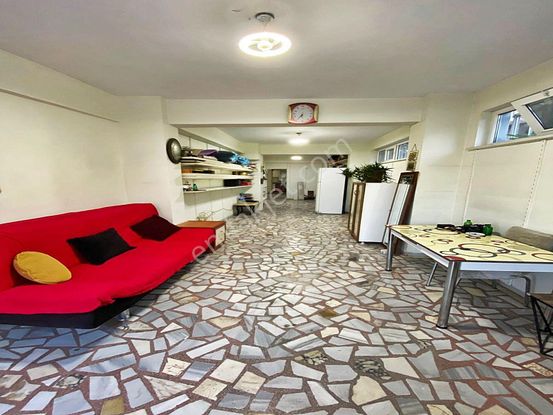 Küçükçekmece/sefaköy Tevfikbey'de Cadde Üzerinde Düz Giriş Bahçe Kullanımlı Geniş Kiralık Dükkan