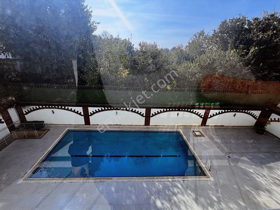 Florya Adakale'de Lüx Yapılı Arakat 4+1 Daire