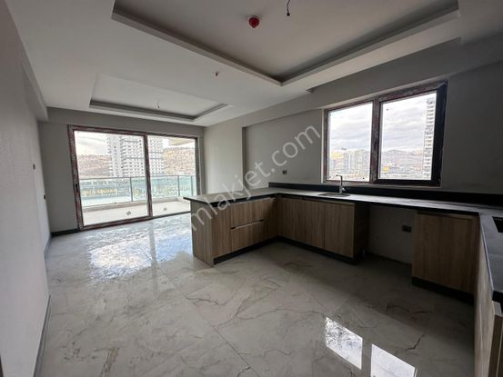 Relax'tan Ovacık Bulvar Da 5+1 4.kat 216 M2 3 Cepheli Fırsat