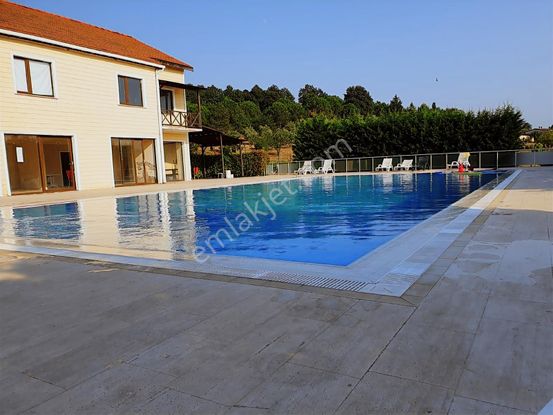 Çiftlikköy Kabaklıda Havuzlu Site İçinde Eşyal Kiralık 4+1 Villa