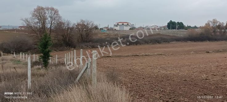 Karlıköy Merkezde Satılık 860 M² Tarla Yerleşim İçinde