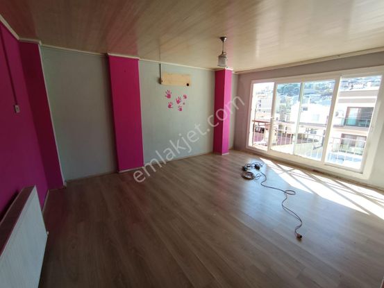 Karabağlar Bozyaka Mh Bozyaka Pazar Yakını 120m2 2+1 Doğal Gazlı