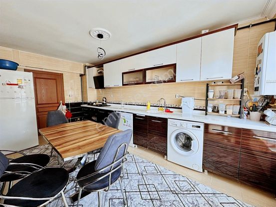 Şentürk Gayrimenkul'den**3.kat Çift Balkonlu Geniş Daire**