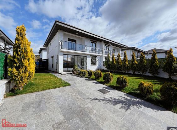 Hedef Emlaktan Karşıyada Ultra Lüx Eşyalı/eşyasız Kiralık Villa