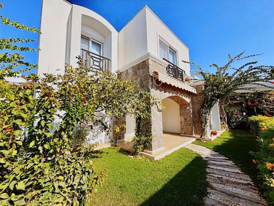 Gümüşlük'te Deniz Manzaralı Köşe Konum Bakımlı Villa