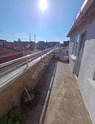 Metrobüse,anadolu Hastanesine Yürüme Mesafesinde Temiz Eşyalı