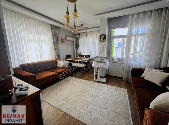 Yukarıdudullu Kaya Sokak'ta İçi Yenilnemiş Fırsat 2+! Daire