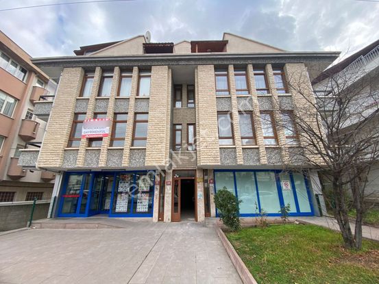 Atanora Vadi'den Sokullu Cadde Üzeri Ön Cephe Geniş Metraj Yapılı Kombili 3+1