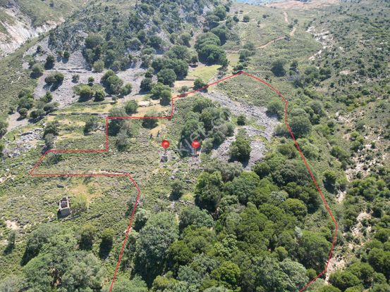 İmroz Emlak'tan Çiftlik Yapımına Uygun 2 Adet Damı Olan Arazi