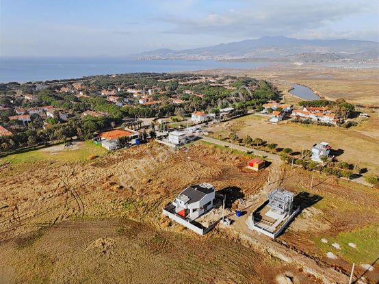 Çandarlı Tatil Köyünde Acil Satılık Villa İmarlı Arsa