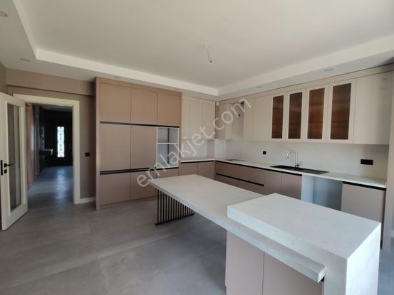 Bağlıca'da Site İçinde,5+1,sıfır,kapalı Garaj,5 Banyo,lüks Villa