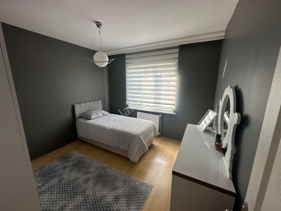 Büşra Gayrimenkulden Nezih Sitede Satılık Daire 3+1 Kat 3 Giyinme Odalı 150m2