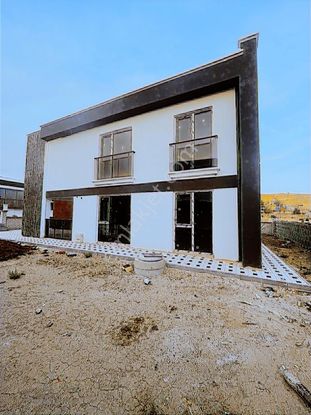 Karacakaya Mahallesinde Doğayla İç İçe 5+1 Lüks Bahçeli Villa