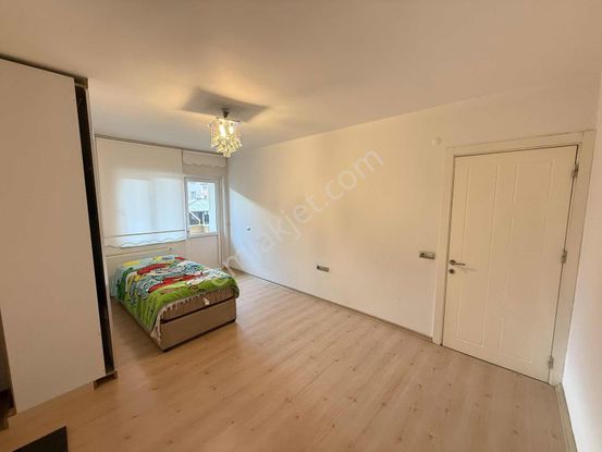 İstiklal Caddesi Üzeri 220 M² Geniş 4+1 Yenilenmiş Ara Kat Daire