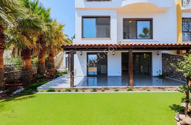 Bodrum Merkez'de Yenilenmiş, Deniz Manzaralı Bahçe Dubleks