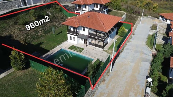 Sapanca Akçayda 960m2 Arsa İçersinde Havuzlu 5+1 Satılık Villa