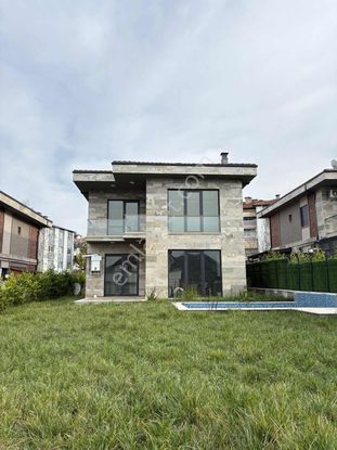 Başiskele´de Müstakil Girişli Ve Havuzlu 4.5+1 Satılık Villa