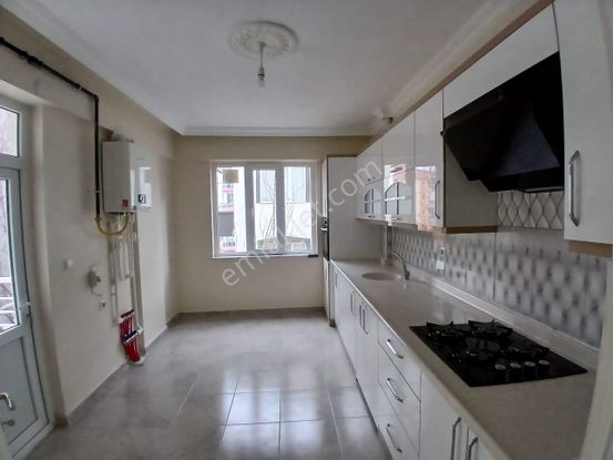 Akçay Emlak'tan Akşehir Seyran Mahallesinde Ara Kat Asansörlü 4 Yaşında Kiralık 3+1 Daire