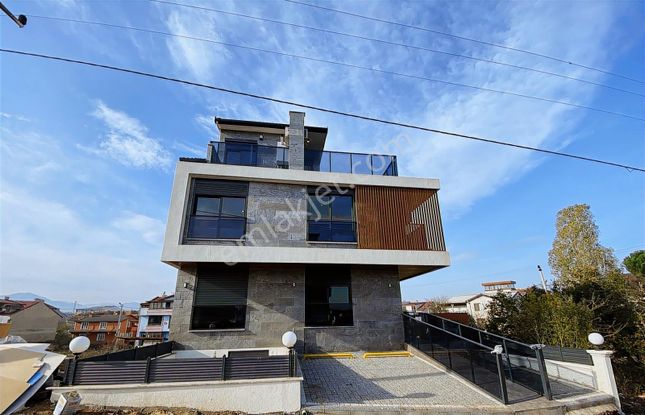 Tarcanlar'dan Kartepe Emekevlerde 1+1 Satılık Eşyalı Lüks Daire