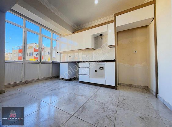 Üçgen Mah.yüzüncüyıl Bulvarına Bir Bina Emsalin Altın'da3+1daire