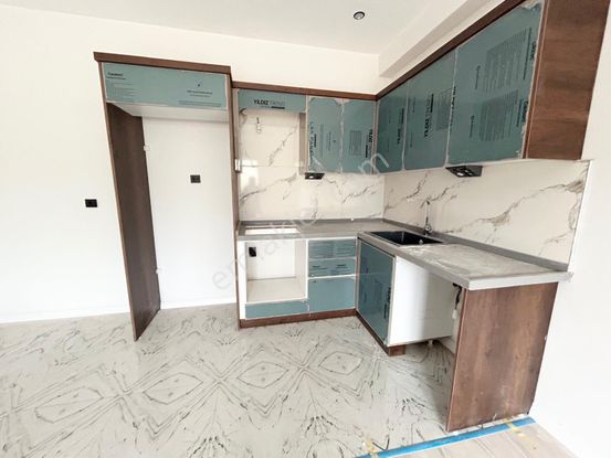 Yükselden Satılık Edremitte K.otoparklı Yüzme Havuzlu D.gazlı 1+1 Daire