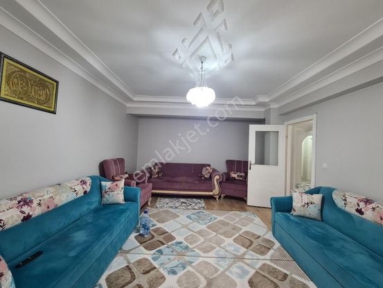 Sancaktepe'de Cadde Yakını & Merkezi Lokasyonda Geniş 3+1 !!