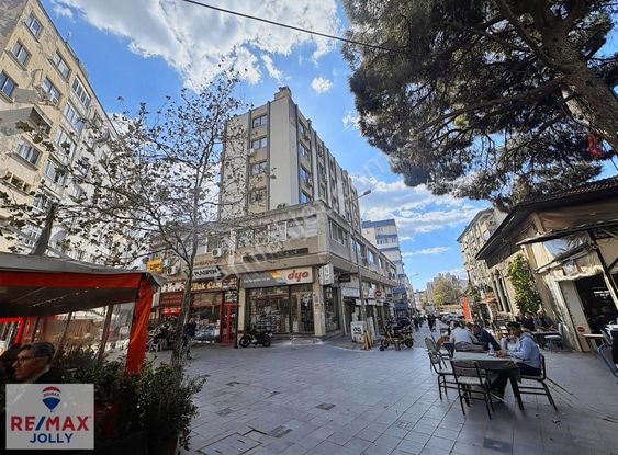 Bornova Merkezde Satılık Ofis